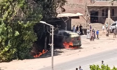 اشتعال النيران بسيارة ميكروباص
