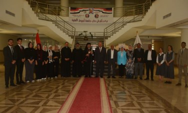 مشهد وطني مميز بجامعة أسيوط الأهلية.. الطلاب يستقبلون الأنبا دانيال بالورود 