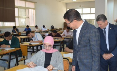 رئيس جامعة بنها يتفقد الإمتحانات