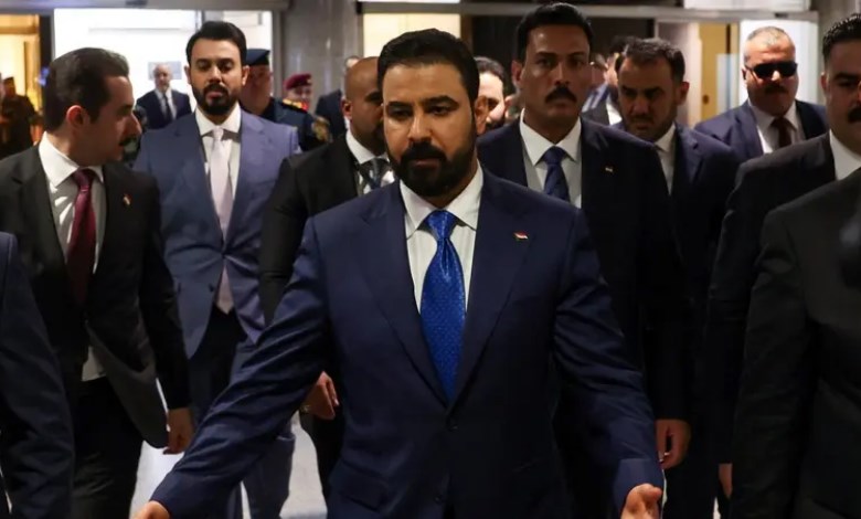  الزيدي خلال حضوره لمقر البرلمان في بغداد