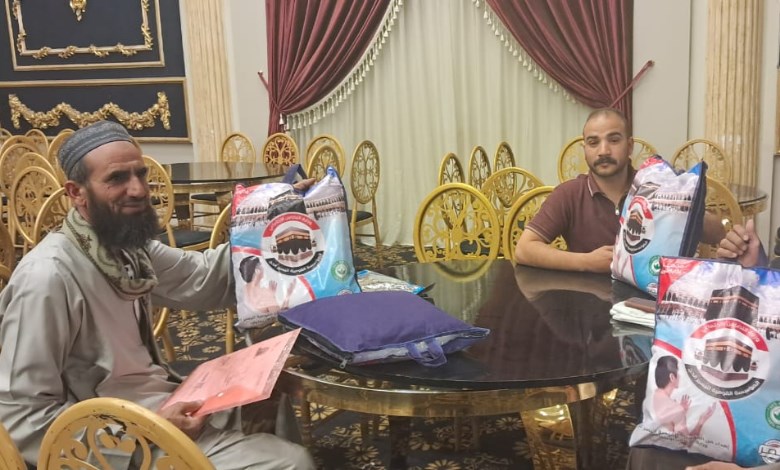 فرحة الحجاج بسوهاج خلال تسليمهم ملابس الإحرام 