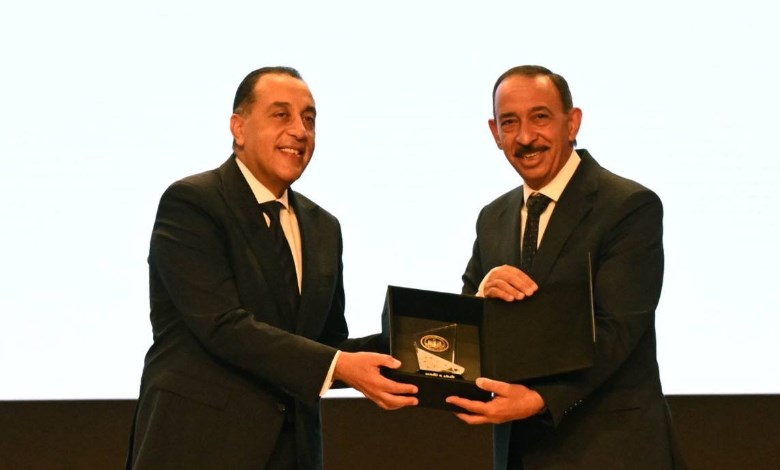 رئيس الوزراء يكرم اللواء طارق راشد محافظ سوهاج 