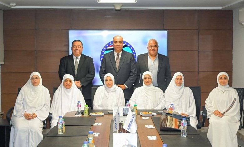 محمد مصيلحي ينهي اجراءات سفر الفائزات برحلة العمرة بالإسكندرية 