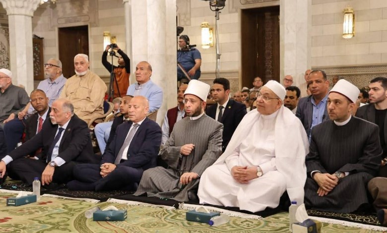 وزير الأوقاف يؤدي صلاة الجمعة 