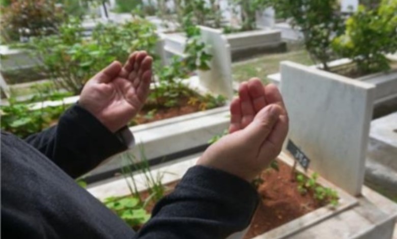 زيارة قبر الوالدين 