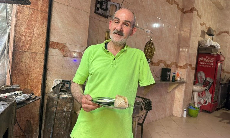 الحاج عبدالرحمن أثناء العمل 