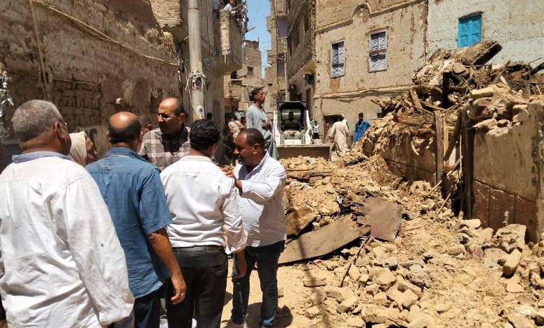 إزالة منزل آيل للسقوط بقنا