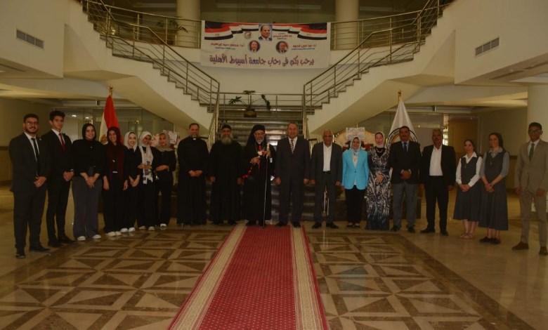 مشهد وطني مميز بجامعة أسيوط الأهلية.. الطلاب يستقبلون الأنبا دانيال بالورود 