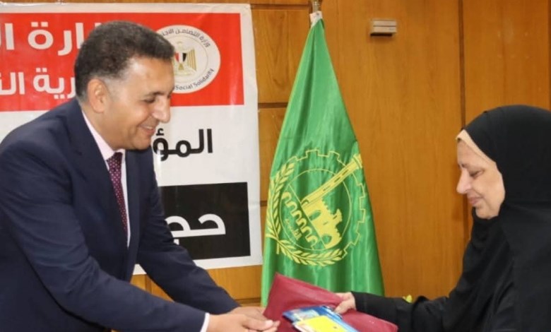 محافظ القليوبية يسلم تأشيرات الحج