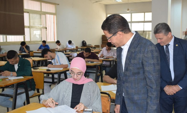 رئيس جامعة بنها يتفقد الإمتحانات
