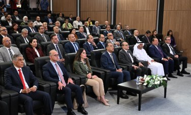رئيس الوزراء والحضور أثناء التوقيع