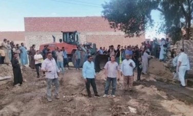 رئيس وحدة محلية وموظفين أثناء إزالة بناء مخالف بالعياط الجيزة