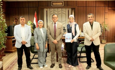 كلية الآداب بجامعة أسيوط تعرض إصدارًا علميًا دوليًا جديدًا خلال لقاء نائب رئيس الجامعة لشئون الدراسات العليا والبحوث