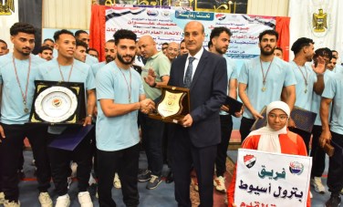 محافظ أسيوط يشهد ختام الدورة التنشيطية للشركات والهيئات الحكومية ويكرم الفائزين بإستاد أسيوط الرياضي
