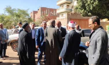 محافظ أسيوط يقدم والعزاء بأبنوب