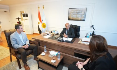 محافظ أسيوط ووفد شركة أسمنت أسيوط