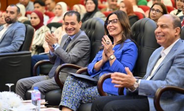 الوزيرة والمحافظ خلال الحفل الفنى