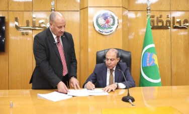 محافظ المنيا يبارك الطلاب المتفوقين