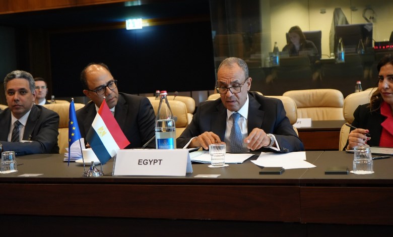  وزير الخارجية في الاجتماع