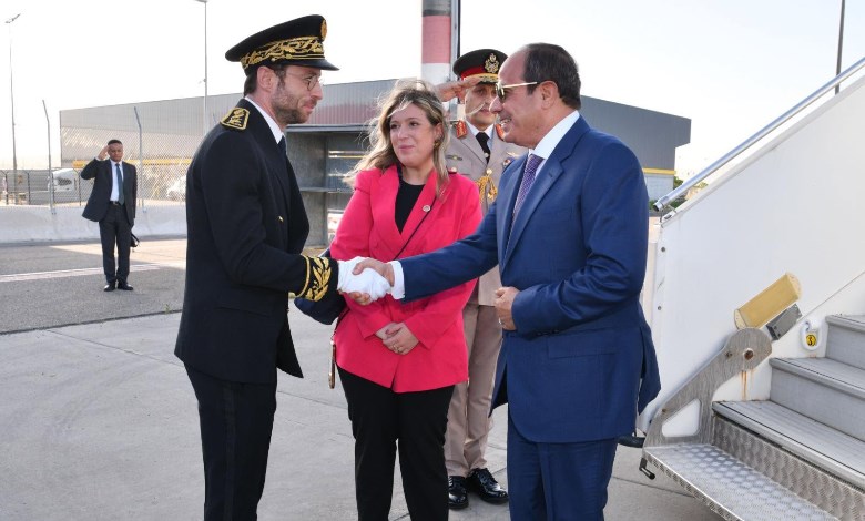 الرئيس السيسي عند وصوله إلى فرنسا