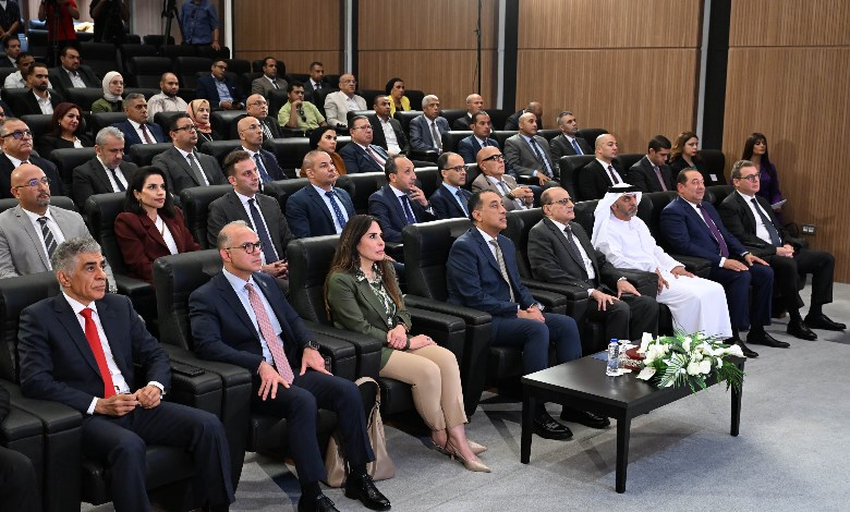 رئيس الوزراء والحضور أثناء التوقيع