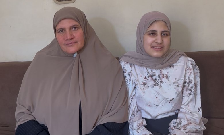 الطالبة آلاء مع والدتها