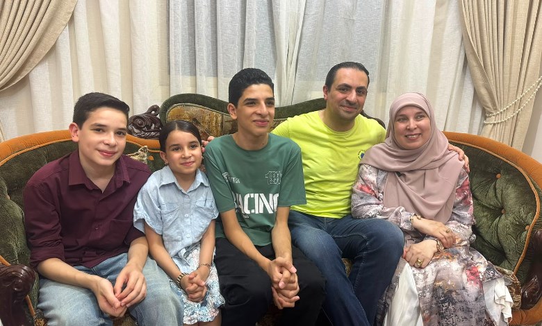 أسرة الطالب "مازن" يحتفلون بحصوله على المركز الأول