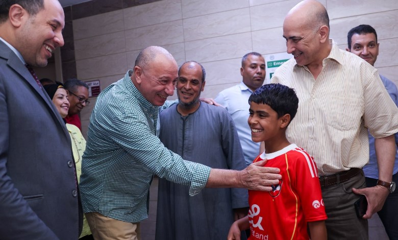 الخطيب مع مشجع الأهلي