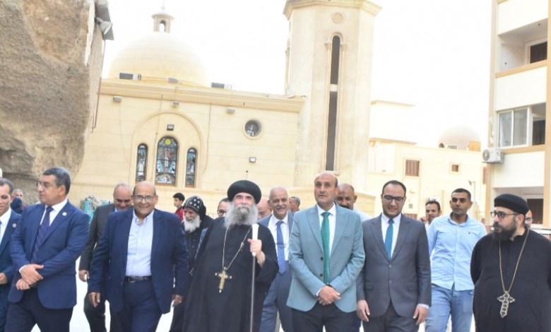 محافظ أسيوط ونائب وزير والمالية في ضيافة السيدة العذراء