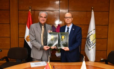 رئيس جامعة أسيوط يستقبل رئيس جامعة أسوان بجامعة أسيوط لبحث تعزيز التعاون الأكاديمي واستعراض قرارات برامج الماجستير والدكتوراه المهنية المشتركة