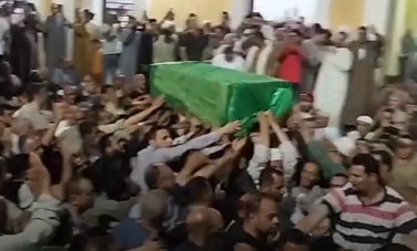 وداعًا عبد الغفار أبو العيون.. مشهد جنائزي مهيب ودموع تودع رجلًا ترك أثرًا طيبًا في قلوب الجميع