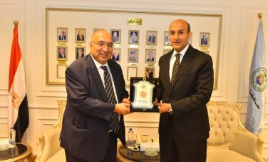 محافظ أسيوط يستقبل رئيس اللجنة الوطنية لمكافحة الهجرة غير الشرعية ويعقد اجتماعًا موسعًا لبحث سبل التعاون