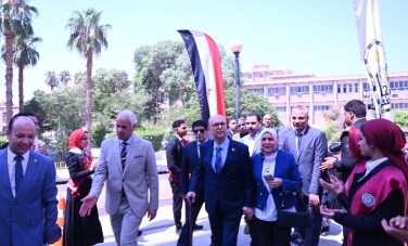 استقبال حافل للدكتور أحمد المنشاوي قبل انطلاق حفل تكريمه بمناسبة قرب انتهاء فترة رئاسته لجامعة أسيوط