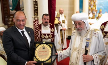 محمد جبريل يكرم قداسة البابا تواضروس الثاني 