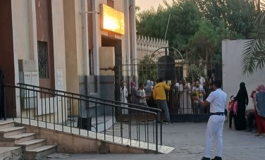 الاهالي أمام المستشفى