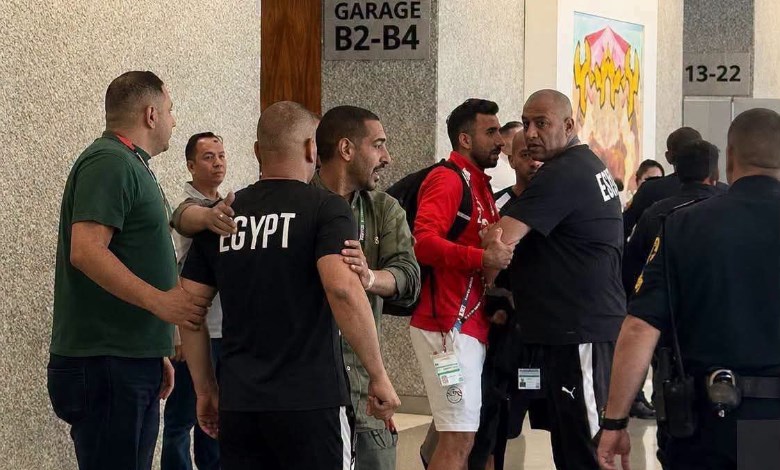 إبراهيم حسن مع أمن الفندق