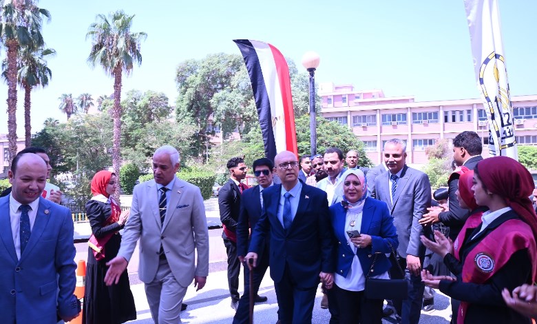 استقبال حافل للدكتور أحمد المنشاوي قبل انطلاق حفل تكريمه بمناسبة قرب انتهاء فترة رئاسته لجامعة أسيوط
