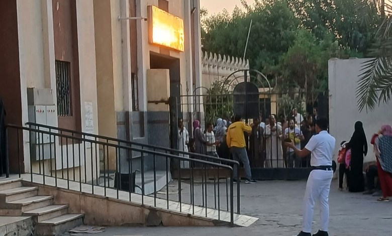 الاهالي أمام المستشفى
